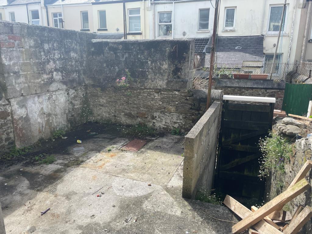 Lot: 151 - HOUSE IN NEED OF IMPROVEMENT - Rear Courtyard